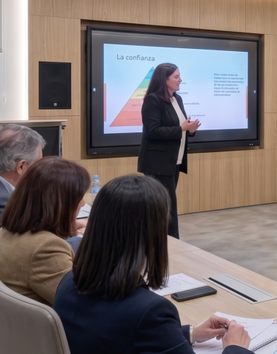 Formación en liderazgo y comunicación para mandos y equipos en organizaciones.
