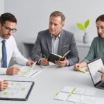 Equipo de trabajo colaborando en una reunión profesional con diferentes formas de participación